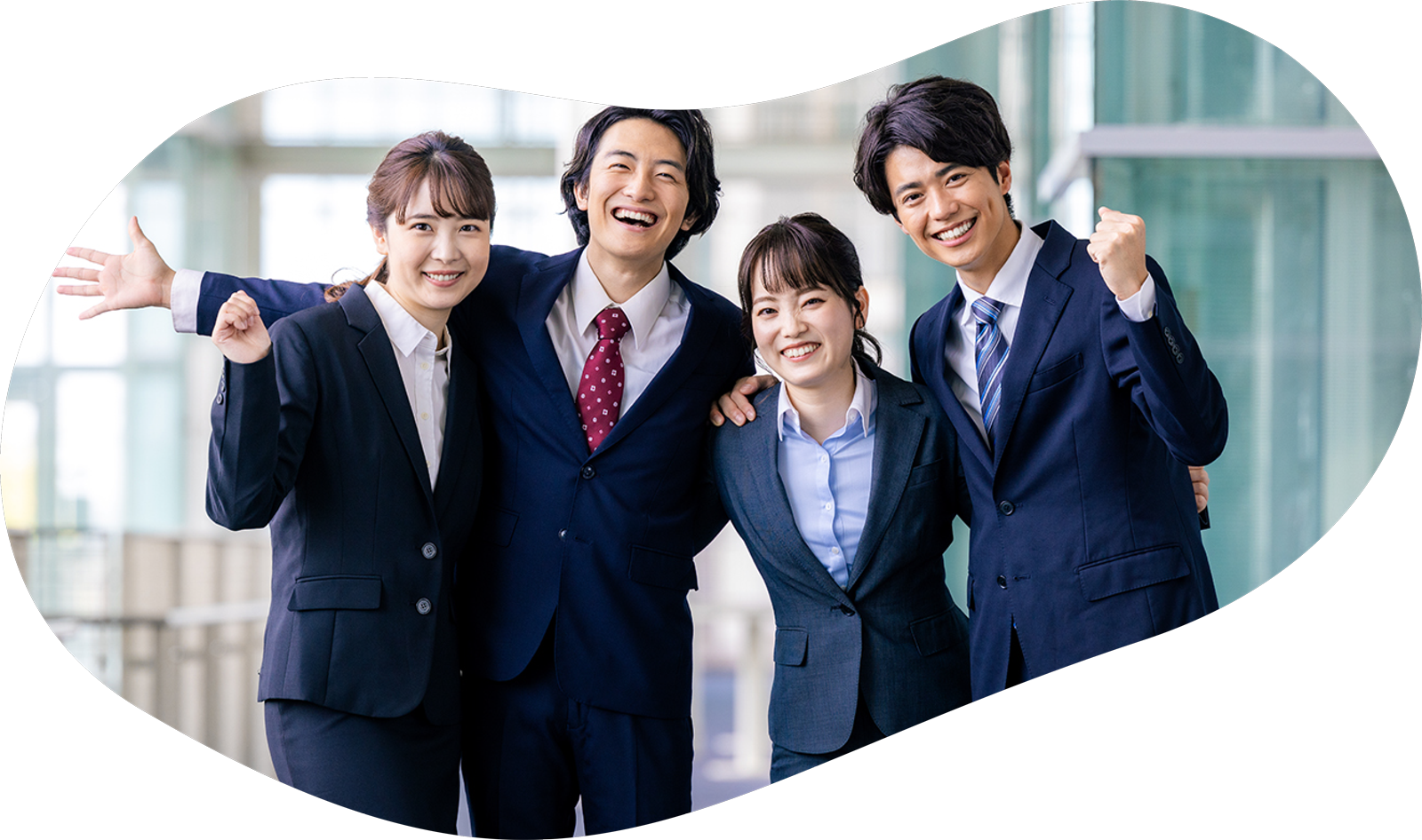 笑顔でガッツポーズの男女の仲間たちの様子